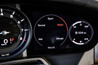 ドライビングモードには、駆動力配分がリア寄りとなる「ラリー」と、車高が自動的に上がる「オフロード」の2つの専用モードが採用される。ステアリングホイールのロータリースイッチで任意に設定できる。