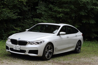 「5シリーズ」から「6シリーズ」へと、上級移行して登場した「BMW 6シリーズ グランツーリスモ」。今回テストした「640i xDriveグランツーリスモMスポーツ」の車両本体価格は1081万円（2018年8月30日付けで全車にヘッドアップディスプレイが標準装備となり、価格も1116万円にアップした）。