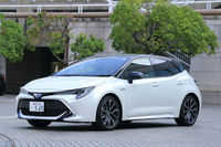 一部改良が実施された「カローラ スポーツ」。ツートンカラーの設定が拡大されたほか、インテリアには黒内装の本革シート仕様が追加された。