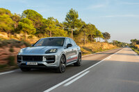 “ターボ”モデル専用のフロントマスクなど、独自の意匠が目を引く「カイエン ターボEハイブリッド」。システム出力は739PSと、既存の「カイエン ターボS Eハイブリッド」（680PS）を優に超える。