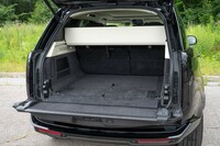 上下2分割式のテールゲートは「レンジローバー」ではおなじみの構造。荷室容量は818リッターを誇る。