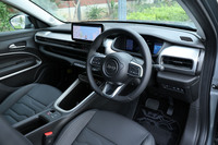 メーターやセンターディスプレイ、各種スイッチのレイアウトなどは、基本的に「フィアット600e」に準じたものとなる。ジープらしさは、3本スポークデザインの本革巻きステアリングホイールの採用や、ダッシュボード下部に小物入れを配置するなどで演出されている。