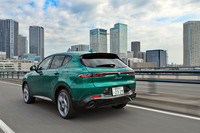 EVとハイブリッド、スポーツカーとSUVと、さまざまなクルマの魅力を併せ持つ「トナーレ プラグインハイブリッドQ4ヴェローチェ」。オーナーの欲張りな要望に応えつつ、メイド・イン・イタリーならではの優雅さや独創性も備えた、希有な一台といえるだろう。