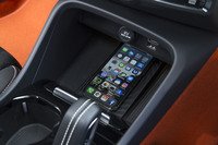 センターコンソールの小物入れスペースは、非接触型のスマホ充電システムが使えるようになっている（モデルによりオプションまたは標準装備）。