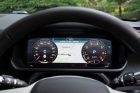 ナビゲーションの情報は液晶式のメーターパネルにも表示できるので、センタースクリーンを「クリアサイトグラウンドビュー」で占有していても大丈夫。