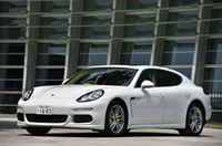 DIRECTION：FUTURE――ポルシェが生んだ先進スポーツセダン