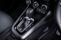 エンジン側に4つ、モーター側に2つのギアが組み込まれた「電子制御ドグクラッチマルチモードAT」を搭載する。シフトセレクターは通常のレバー式で、特別な操作などは必要ない。