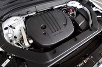 新たに導入された「B5」モデルについては、2リッターガソリンエンジンの構成パーツのうちおよそ9割が変更されているのもトピック。