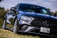 フロントグリルは、今回のマイナーチェンジで下辺が長い台形デザインに変更された。照射範囲を自動調整する「マルチビームLEDヘッドライト」を標準装備している。