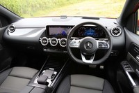液晶パネルを2枚並べたインストゥルメントパネルやタービンを模したエアアウトレットなど、インテリアデザインは、先行して日本に導入された「Aクラス」を基本的に踏襲するが、グローブボックス上部の形状に違いを見つけられる。