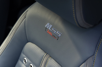 背もたれの中央には「M55 Zero Edition」のステッチが施されている。