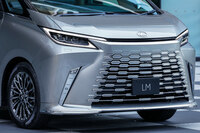 「レクサスLM」のフロントマスク。レクサスでは、ボディーと一体化したこのグリルデザインを他のモデルにも展開してくというが……。　
	ほった「ちょっと、集合体恐怖症の人にはキツくないですか？」