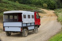 「グローバルビークル・トラストOX」は高い信頼性と整備性、走破性を備え、低価格で販売される、人も物もたくさん積める万能車だ。これもまたセンターステアリングだ。生産に向けて準備中とのこと。（写真＝グローバルビークル・トラスト）