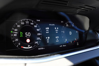 デジタル時代のインテリアを演出する、フルデジタルのメーターパネルや2枚のタッチスクリーンからなるインターフェイスは、「SE」以上のグレードに標準装備、その他のグレードにはオプションで用意される。