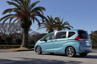 
	サイドのキャラクターラインが特徴的な「フリード」。ミニバンながら“ドライバーズカーらしいたたずまい”も追求したという。
	