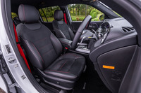「AMG GLB35 4MATIC」のフロントシート。座面と背もたれの中央部分がスエード調で、そのほかの部分が人工皮革となる「レザーDINAMICA」で仕立てられている。