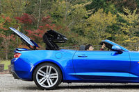 ルーフの開閉はボタン操作だけで可能。開閉に要する時間は約13秒で、オープン時にはソフトトップが完全にトノカバーの下に格納される。