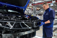 アッセンブリー工程でヘッドランプとキドニーグリルのユニットを装着中。かつてはエンジンの製造拠点だったエリアだ。