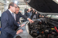 欧州メーカーによる電動パワートレイン推進の契機となったのは、2015年9月に発覚したフォルクスワーゲンのディーゼル不正問題だった。写真は不正があった「EA189」型エンジンへの対策について、現場を見学するドイツ運輸省のアレクサンダー・ドブリント大臣（手前）と、ヘルベルト・ディース氏。