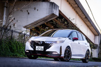 “上質”にこだわったというコンパクトカー「ノート オーラ」をベースに、「NISMO」のスポーティーさを加えた「ノート オーラNISMO」は、2021年8月17日に発表された。車両本体価格は286万9900円。