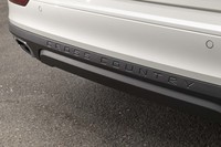 リアバンパーには「CROSS COUNTRY」のロゴが刻まれている。