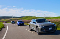 ユーラス宗谷岬ウインドファームを遠目に、宗谷丘陵を走るアウディのEV群。さすがは大容量バッテリーを積むモデルだけに、300kmの弾丸ツアーも難なくこなしてくれた。