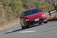 パワーユニットは最高出力245PSの2リッター直4直噴ターボエンジン。7段のデュアルクラッチ式ATを介して前輪のみを駆動する。