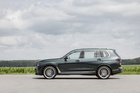 アルミニウムサテン仕上げの23インチ「アルピナ・クラシック鍛造ホイール」や新デザインのリアディフューザーが目を引く。