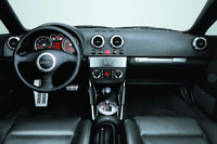 「TTクーペ3.2クワトロ」のインストゥルメントパネルまわり。