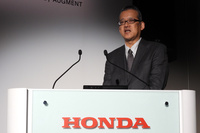 「ホンダ0シリーズ」のデザインについて説明する、ホンダ技術研究所の南 敏叙氏。