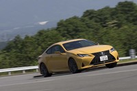 「RC350“Fスポーツ”」には、ギア比可変ステアリングと後輪操舵システムを統合制御する「レクサス・ダイナミック・ハンドリングシステム（LDH）」が標準装備される。