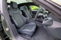 今回の改良では、フロントシートに備わるヘッドレスト下の開口部の形状を変更し、照明付きロゴを備えた一体型インレイを採用。試乗車には「RS performanceデザインパッケージ」に含まれる「スポーツシートプロ」が装備されていた。