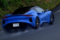 足まわりは前後ともダブルウイッシュボーンで、ビルシュタインのダンパーとアイバッハのスプリングを使う。