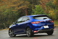 4代目となる新型「ルノー・メガーヌ」は、日本では2017年10月にお披露目された。ラインナップは、スポーティーな意匠が特徴の「GTライン」と、205psの高性能モデル「GT」となっている。