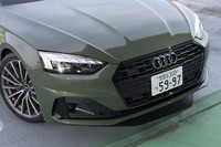 マイナーチェンジでフロントグリルが全車ハニカムパターンとなったほか、ボンネットとグリルのあいだに3本の横スリットが加えられた。