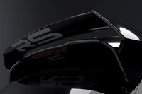 ルーフスポイラーを後方に移動させ、さらに大型のリアウイングを組み合わせている。