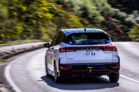 今回試乗した車両の外装色は、7万1500円のオプションとなる「ピュアホワイトパール（3P）／スーパーブラック2トーン」。これを含め「ノート オーラNISMO」のボディーカラーは、4タイプの2トーンを含む全5種類から選択できる。