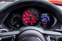「GTS」の文字が入った、7800rpmからレッドゾーンが始まるエンジン回転計をメーターパネル中央に配置。右側には各種車両情報やナビ画面をカラー表示する、マルチインフォメーションディスプレイが組み込まれている。