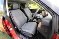 色合いは柔らかなフロントシートだが、中身はしっかりとしており、コーナリング時でもしっかりと体を支えてくれる。前席にはシートヒーターが備わる。