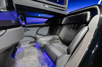 背の低いスタイルが特徴の「サルーン」だが、先述のサイドパネルや薄型の電動プラットフォームにより、車内には十分な空間を確保しているという。