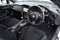 シルバーステッチが施された、専用の小径本革巻き3本ステアリングホイール。下部のリムには「GR」ロゴも添えられる。