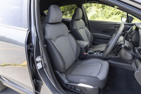 シート表皮は既存の「e-BOXER」よりもワントーン明るいグレーのファブリックを採用。オプションで同じグレーの本革も選べる。