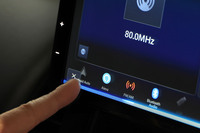 音声認識が気軽に使えるのも「DMH-SF700」の長所のひとつ。本体にはAmazon Alexaが搭載されており（写真はそのアイコン）、連携するスマートフォンのSiriやGoogleアシスタントも利用できる。