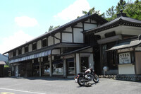 JR日向和田駅のちょっと先にある「へそまんじゅう総本舗」。こちらの「へそまんじゅう」と、秋川渓谷の「乙訓おやき店」のおやき、そして小菅の「チャーちゃんまんじゅう」を、記者は勝手に「奥多摩3甘味」と認定している。