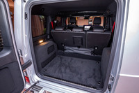 ほぼ直角に開くリアゲートを開けると、スペース効率のよさそうな荷室が現れる。容量は5人乗車時で667リッター。