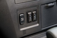 リアデフロックも標準装備。操作スイッチはシートヒーターのものと並べてインパネ下部にレイアウトされる。