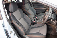 2リッターモデルのシートは、オレンジ色のステッチでドレスアップされる。