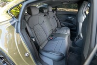 駆動用リチウムイオンバッテリーは後席足元を避けるように搭載される（座面の下には入っている）。自然な着座位置をとれるのはそのためだ。