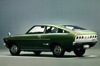 こちらも6連のテールランプが特徴的な「ダットサン・サニー エクセレント クーペ1400GX」（1973年）。　
	ほった「渕野さんも、よくもこんなどマニアックなクルマを覚えていますね（汗）」　
	清水「『フェラーリ365BB』よりも先に、こっちの車名が出てくるんだからスゴいよ」