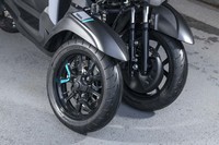 「トリシティ300」最大の特徴となる、2輪構成のフロントサスペンション。優れた走行安定性・制動安定性が得られるほか、段差などの衝撃を低減できるメリットがある。